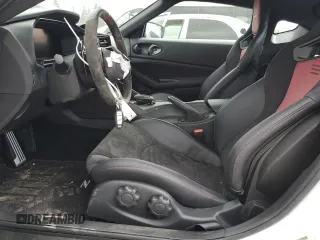 2024 Nissan Z Nismo z VIN JN1BZ4CH6RM361913, wystawiony jako Copart lot #55568264 z przebiegiem 482 mil mil oraz Szkody całkowita. Historia ofert i sprzedaży dostępna na DreamBid. Obrazek 7.