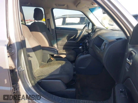 2016 Jeep Patriot Latitude z VIN 1C4NJPFB6GD789150, wystawiony jako IAAI lot #41580696 z przebiegiem 156 848 mil mil oraz . Historia ofert i sprzedaży dostępna na DreamBid. Obrazek 5.