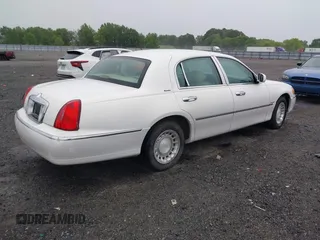 2002 Lincoln Town Car Executive z VIN 1LNHM81W42Y636204, wystawiony jako IAAI lot #42194479 z przebiegiem Nie podano mil oraz . Historia ofert i sprzedaży dostępna na DreamBid. Obrazek 4.