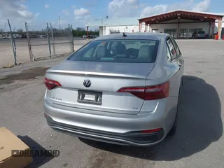 2023 Volkswagen Jetta SE z VIN 3VW7M7BU2PM056005, wystawiony jako IAAI lot #41768826 z przebiegiem 33 838 mil mil oraz . Historia ofert i sprzedaży dostępna na DreamBid. Obrazek 17.