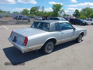 1987 Chevrolet Monte Carlo z VIN 1G1GZ11Z4HR114011, wystawiony jako IAAI lot #42204871 z przebiegiem 74 357 mil mil oraz . Historia ofert i sprzedaży dostępna na DreamBid. Obrazek 4.