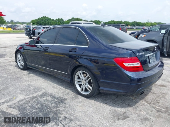 2014 Mercedes-Benz C 250 Sport z VIN WDDGF4HB9EA959513, wystawiony jako IAAI lot #42413556 z przebiegiem 144 773 mil mil oraz . Historia ofert i sprzedaży dostępna na DreamBid. Obrazek 3.