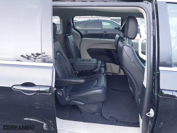 2019 Chrysler Pacifica Touring L with VIN 2C4RC1BG2KR526198, listed as a IAAI auction lot 41229993 with 46,639 mi miles. Bid and sale history available at carsss.com. Image 8.