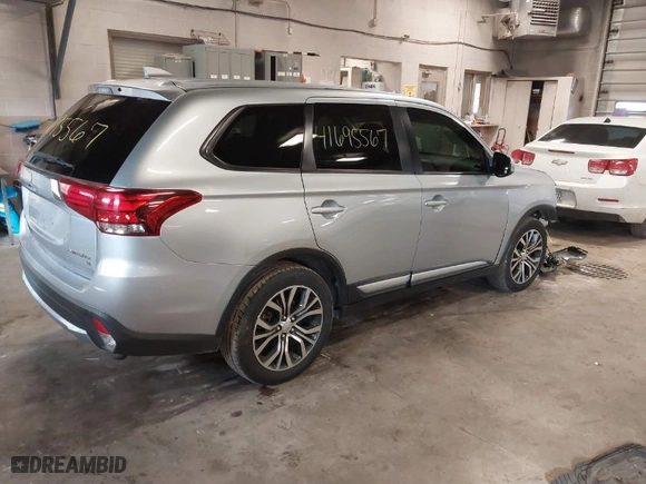 2017 Mitsubishi Outlander SE with VIN JA4AZ3A33HZ020667, listed as a IAAI auction lot 41695567 with 89,123 mi miles. Bid and sale history available at carsss.com. Image 4.