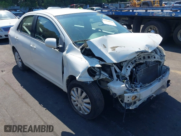 2009 Toyota Yaris z VIN JTDBT903994054689, wystawiony jako IAAI lot #39914448 z przebiegiem 138 255 mil mil oraz . Historia ofert i sprzedaży dostępna na DreamBid. Obrazek 1.