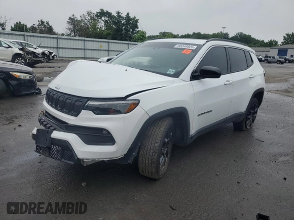 2022 Jeep Compass Latitude Lux z VIN 3C4NJDFB3NT127175, wystawiony jako Copart lot #60349925 z przebiegiem 58 465 mil mil oraz Szkoda całkowita • Salvage title. Historia ofert i sprzedaży dostępna na DreamBid. Obrazek 1.