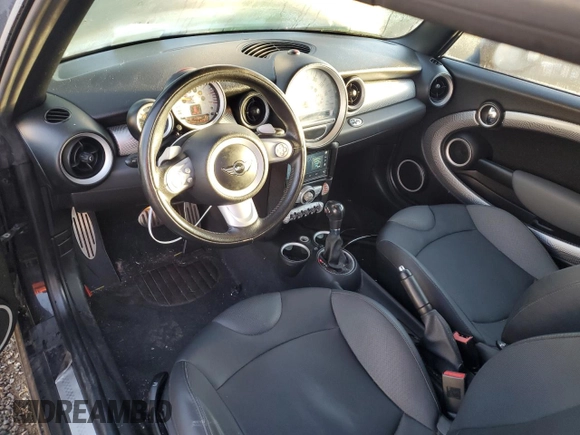 2010 MINI Convertible S с VIN WMWMS3C55ATY09477, выставлен на аукционе Copart как лот 78481974 с пробегом 102 954 миль миль и Списание • Salvage title. История ставок и продаж доступна на DreamBid. Изображение 8.
