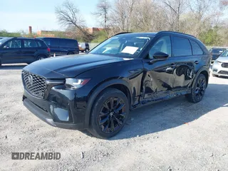 2025 Mazda CX-90 Premium Sport z VIN JM3KKCHD3S1218675, wystawiony jako IAAI lot #41971539 z przebiegiem Nie podano mil oraz . Historia ofert i sprzedaży dostępna na DreamBid. Obrazek 2.