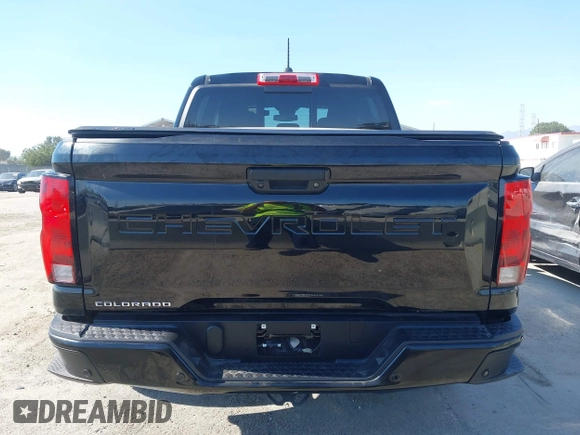 2024 Chevrolet Colorado 4WD Trail Boss z VIN 1GCPTEEK5R1144549, wystawiony jako IAAI lot #42754175 z przebiegiem Nie podano mil oraz . Historia ofert i sprzedaży dostępna na DreamBid. Obrazek 16.