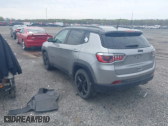 2020 Jeep Compass Altitude z VIN 3C4NJCBB8LT105248, wystawiony jako IAAI lot #42021423 z przebiegiem 93 004 mil mil oraz . Historia ofert i sprzedaży dostępna na DreamBid. Obrazek 3.