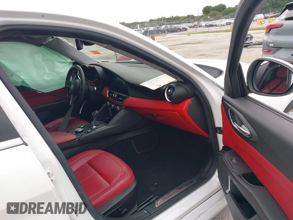2019 Alfa Romeo Giulia z VIN ZARFAMAN2K7598133, wystawiony jako IAAI lot #39854467 z przebiegiem 126 766 mil mil oraz . Historia ofert i sprzedaży dostępna na DreamBid. Obrazek 5.