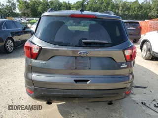 2019 Ford Escape SE z VIN 1FMCU0GD9KUA52728, wystawiony jako Copart lot #58410975 z przebiegiem 109 483 mil mil oraz Czysty tytuł • Clean title. Historia ofert i sprzedaży dostępna na DreamBid. Obrazek 6.