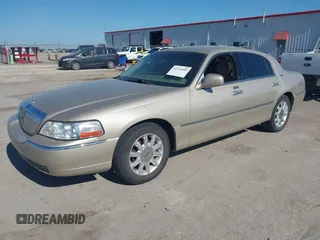 2006 Lincoln Town Car Signature Limited z VIN 1LNHM82V26Y628467, wystawiony jako IAAI lot #42221605 z przebiegiem 249 382 mil mil oraz . Historia ofert i sprzedaży dostępna na DreamBid. Obrazek 2.