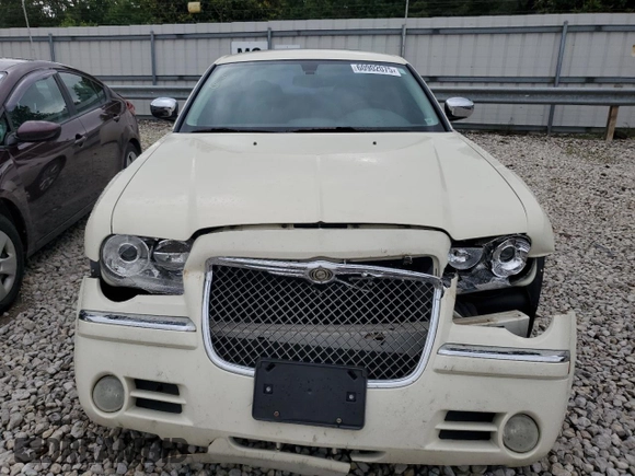 2009 Chrysler 300 C Hemi z VIN 2C3KA63TX9H619703, wystawiony jako Copart lot #60902075 z przebiegiem 140 003 mil mil oraz Szkoda całkowita • Salvage title. Historia ofert i sprzedaży dostępna na DreamBid. Obrazek 5.