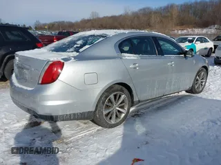 2011 Lincoln MKS z VIN 1LNHL9DR9BG610248, wystawiony jako IAAI lot #41616241 z przebiegiem 152 530 mil mil oraz . Historia ofert i sprzedaży dostępna na DreamBid. Obrazek 4.