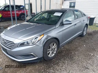 2017 Hyundai Sonata 2.4L z VIN 5NPE24AF7HH572904, wystawiony jako IAAI lot #42193616 z przebiegiem 122 229 mil mil oraz . Historia ofert i sprzedaży dostępna na DreamBid. Obrazek 2.