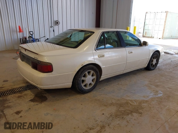 1998 Cadillac Seville STS z VIN 1G6KY5493WU908261, wystawiony jako IAAI lot #41933423 z przebiegiem 179 479 mil mil oraz . Historia ofert i sprzedaży dostępna na DreamBid. Obrazek 4.