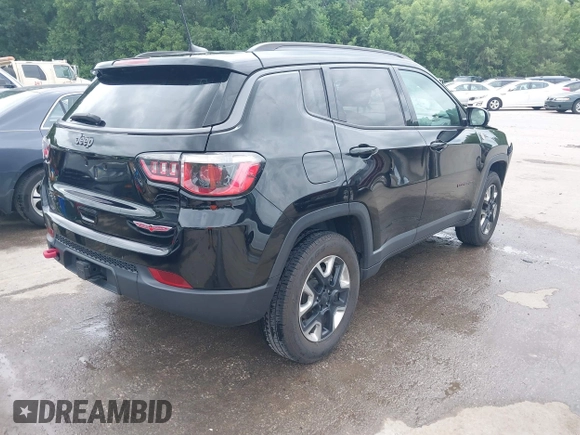 2018 Jeep Compass Trailhawk z VIN 3C4NJDDB1JT264032, wystawiony jako IAAI lot #42524893 z przebiegiem 96 399 mil mil oraz . Historia ofert i sprzedaży dostępna na DreamBid. Obrazek 4.