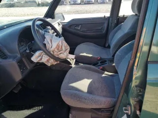 1996 Geo Tracker z VIN 2CNBE1363T6921541, wystawiony jako Copart lot #81647384 z przebiegiem 61 806 mil mil oraz Szkody całkowita. Historia ofert i sprzedaży dostępna na DreamBid. Obrazek 7.
