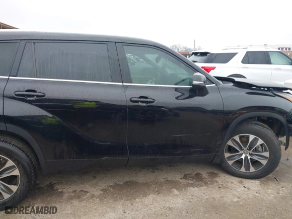 2021 Toyota Highlander XLE with VIN 5TDGZRAH2MS046851, listed as a IAAI auction lot 41603390 with 1 mi miles. Bid and sale history available at carsss.com. Image 14.
