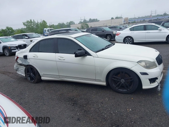 2012 Mercedes-Benz C 300 Sport z VIN WDDGF8BB1CR196238, wystawiony jako IAAI lot #42488861 z przebiegiem 111 877 mil mil oraz . Historia ofert i sprzedaży dostępna na DreamBid. Obrazek 13.
