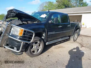 2013 GMC Sierra 2500HD Denali z VIN 1GT125E81DF112691, wystawiony jako IAAI lot #42220356 z przebiegiem 173 260 mil mil oraz . Historia ofert i sprzedaży dostępna na DreamBid. Obrazek 2.