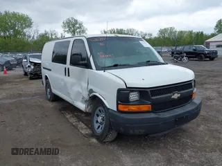 2010 Chevrolet Express Cargo z VIN 1GCUGADX0A1162118, wystawiony jako IAAI lot #42162387 z przebiegiem 239 238 mil mil oraz . Historia ofert i sprzedaży dostępna na DreamBid. Obrazek 1.