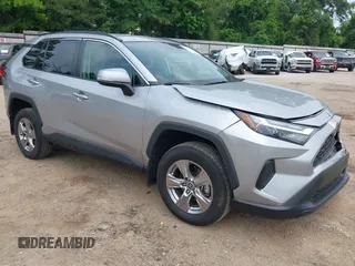 2022 Toyota RAV4 XLE with VIN 2T3W1RFV5NW221028, listed as a IAAI auction lot 42225421 with 33,758 mi miles and . Bid and sale history available at DreamBid. Image 1.