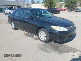 2002 Toyota Camry LE z VIN 4T1BE32K62U017256, wystawiony jako IAAI lot #42181290 z przebiegiem 168 090 mil mil oraz . Historia ofert i sprzedaży dostępna na DreamBid. Obrazek 1.