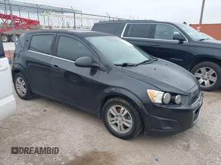 2014 Chevrolet Sonic LT z VIN 1G1JC6SB9E4234627, wystawiony jako IAAI lot #42369440 z przebiegiem 63 098 mil mil oraz . Historia ofert i sprzedaży dostępna na DreamBid. Obrazek 1.