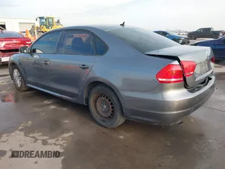 2014 Volkswagen Passat S z VIN 1VWAP7A34EC014200, wystawiony jako IAAI lot #41431660 z przebiegiem 171 963 mil mil oraz . Historia ofert i sprzedaży dostępna na DreamBid. Obrazek 3.