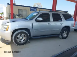 2013 Chevrolet Tahoe LT z VIN 1GNSCBE04DR238222, wystawiony jako IAAI lot #42228643 z przebiegiem 214 525 mil mil oraz . Historia ofert i sprzedaży dostępna na DreamBid. Obrazek 14.