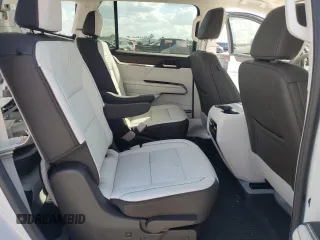 2024 GMC Acadia AWD Denali z VIN 1GKENRKS5RJ181571, wystawiony jako Copart lot #78002434 z przebiegiem 3423 mil mil oraz Szkody całkowita. Historia ofert i sprzedaży dostępna na DreamBid. Obrazek 10.