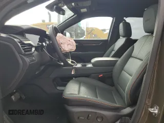 2024 GMC Acadia AWD AT4 z VIN 1GKENPKS1RJ200931, wystawiony jako Copart lot #53707665 z przebiegiem 5874 mil mil oraz Tytuł czysty. Historia ofert i sprzedaży dostępna na DreamBid. Obrazek 7.
