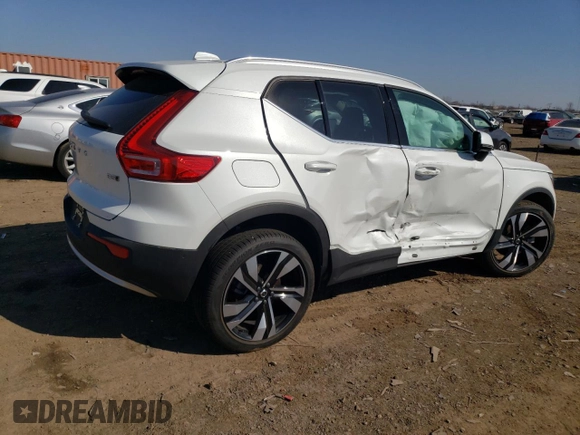 2023 Volvo XC40 Ultimate Bright Theme с VIN YV4L12UA5P2001018, выставлен на аукционе Copart как лот 44428554 с пробегом 7 463 миль миль и . История ставок и продаж доступна на DreamBid. Изображение 3.