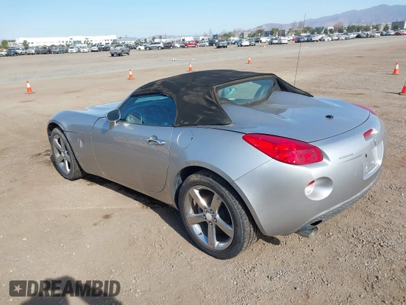 2007 Pontiac Solstice z VIN 1G2MB35B57Y111621, wystawiony jako IAAI lot #41332760 z przebiegiem 49 784 mil mil oraz . Historia ofert i sprzedaży dostępna na DreamBid. Obrazek 3.