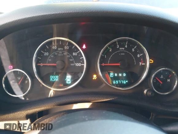 2018 Jeep Wrangler JK Unlimited Sahara with VIN 1C4HJWEG0JL810480, listed as a IAAI auction lot 41260609 with 69,776 mi miles. Bid and sale history available at carsss.com. Image 7.