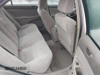 2002 Toyota Camry LE z VIN JTDBE32KX20022844, wystawiony jako IAAI lot #41392677 z przebiegiem 155 533 mil mil oraz . Historia ofert i sprzedaży dostępna na DreamBid. Obrazek 8.
