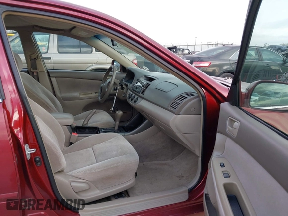 2002 Toyota Camry LE z VIN 4T1BE32K82U005531, wystawiony jako IAAI lot #41650283 z przebiegiem 328 259 mil mil oraz . Historia ofert i sprzedaży dostępna na DreamBid. Obrazek 5.