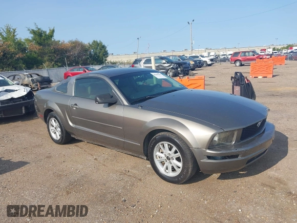 2005 Ford Mustang Deluxe z VIN 1ZVFT80N155216037, wystawiony jako IAAI lot #40280504 z przebiegiem 247 066 mil mil oraz . Historia ofert i sprzedaży dostępna na DreamBid. Obrazek 1.