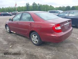 2003 Toyota Camry LE z VIN 4T1BF32K63U050174, wystawiony jako IAAI lot #42260843 z przebiegiem 210 486 mil mil oraz . Historia ofert i sprzedaży dostępna na DreamBid. Obrazek 3.