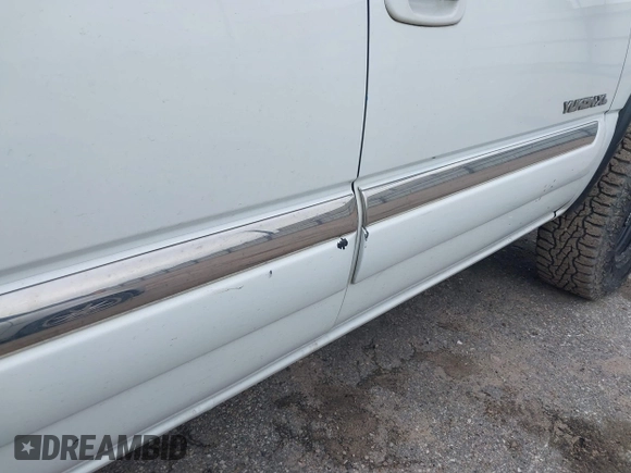 2004 GMC Yukon XL SLT with VIN 3GKGK26G14G213005, listed as a IAAI auction lot 41337600 with 174,730 mi miles. Bid and sale history available at carsss.com. Image 12.