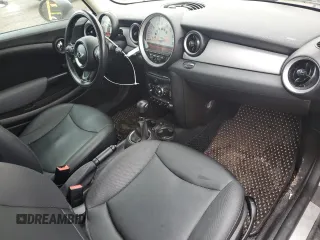 2011 MINI Hardtop z VIN WMWSU3C56BT096298, wystawiony jako Copart lot #55764375 z przebiegiem 141 499 mil mil oraz Szkody całkowita. Historia ofert i sprzedaży dostępna na DreamBid. Obrazek 8.