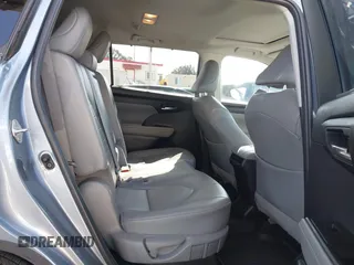 2022 Toyota Highlander XLE z VIN 5TDHZRAH1NS121058, wystawiony jako IAAI lot #41992011 z przebiegiem 40 181 mil mil oraz . Historia ofert i sprzedaży dostępna na DreamBid. Obrazek 8.