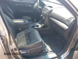 2011 Kia Sorento EX z VIN 5XYKUDA26BG059667, wystawiony jako IAAI lot #42409157 z przebiegiem 166 868 mil mil oraz . Historia ofert i sprzedaży dostępna na DreamBid. Obrazek 5.