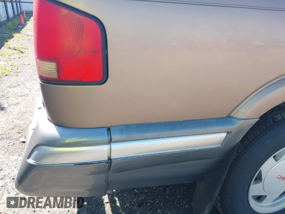 1996 GMC Sonoma SLS w/1SG Pkg with VIN 1GTCS19W3T8529954, listed as a IAAI auction lot 41986273 with 202,669 mi miles. Bid and sale history available at carsss.com. Image 12.