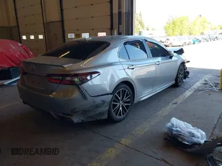 2023 Toyota Camry SE z VIN 4T1G11BK4PU093457, wystawiony jako IAAI lot #42061933 z przebiegiem 21 275 mil mil oraz . Historia ofert i sprzedaży dostępna na DreamBid. Obrazek 4.