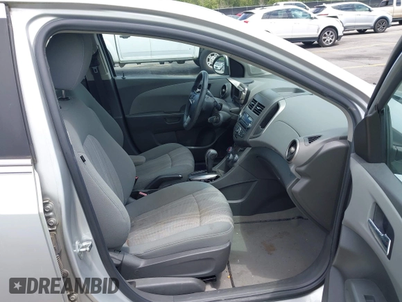 2012 Chevrolet Sonic LT z VIN 1G1JC5SH4C4107831, wystawiony jako IAAI lot #42344605 z przebiegiem 110 790 mil mil oraz . Historia ofert i sprzedaży dostępna na DreamBid. Obrazek 5.