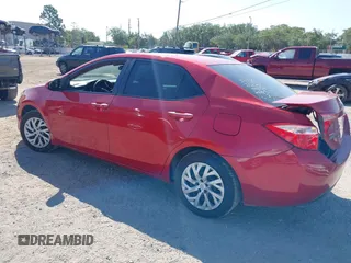 2018 Toyota Corolla L z VIN 2T1BURHE1JC011808, wystawiony jako IAAI lot #42289116 z przebiegiem 124 379 mil mil oraz . Historia ofert i sprzedaży dostępna na DreamBid. Obrazek 3.