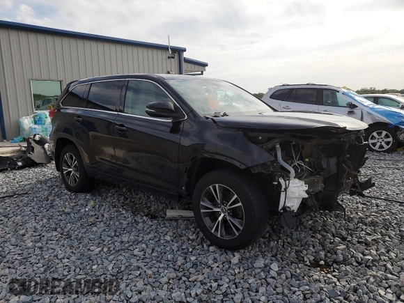 2017 Toyota Highlander LE with VIN 5TDBZRFH0HS396813, listed as a Copart auction lot 60111765 with 101,782 mi miles and Salvage title. Bid and sale history available at DreamBid. Image 4.